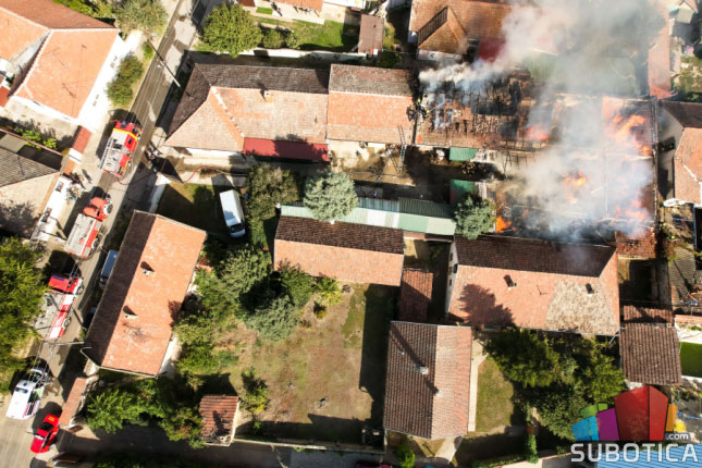 Požar u Ustaničkoj ulici, vatra progutala stolarsku radionicu i pomoćne objekte, zahvaćen i deo porodične kuće