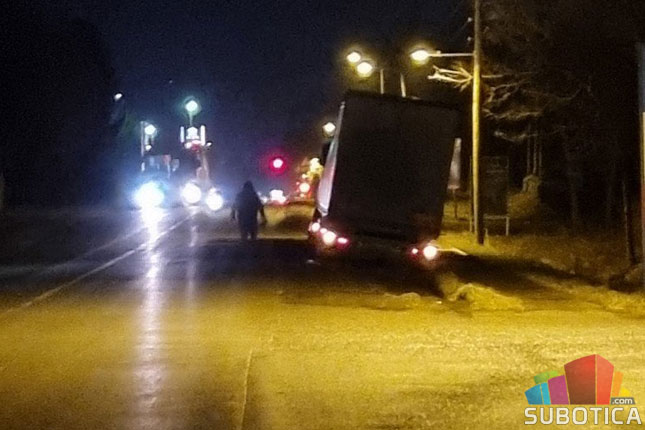 Neobeleženo suženje na glavnom putu u Malom Bajmoku, kamioni i automobili završavaju u jarku