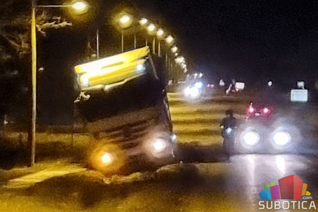 Neobeleženo suženje na glavnom putu u Malom Bajmoku, kamioni i automobili završavaju u jarku