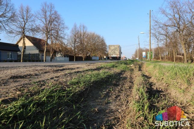 Neobeleženo suženje na glavnom putu u Malom Bajmoku, kamioni i automobili završavaju u jarku