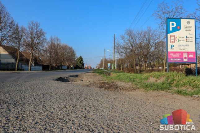 Neobeleženo suženje na glavnom putu u Malom Bajmoku, kamioni i automobili završavaju u jarku