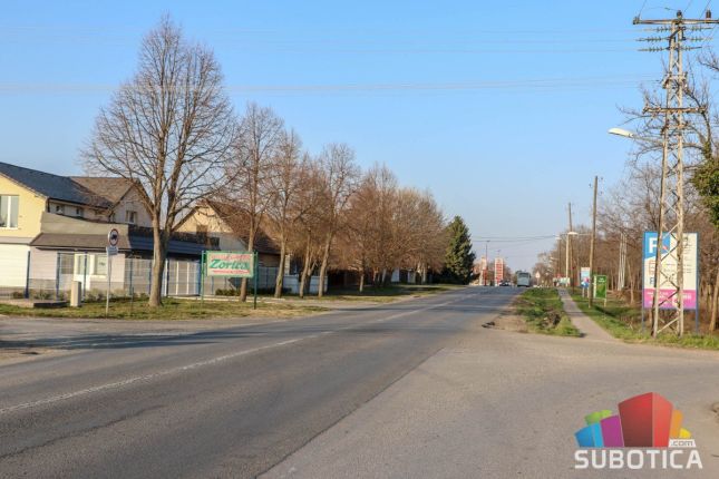 Neobeleženo suženje na glavnom putu u Malom Bajmoku, kamioni i automobili završavaju u jarku