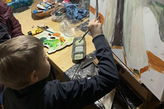 Šestogodišnji Tihomir hiperaktivnost i poremećaj pažnje kontroliše umetničkim delima