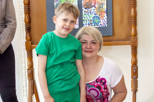 Šestogodišnji Tihomir hiperaktivnost i poremećaj pažnje kontroliše umetničkim delima