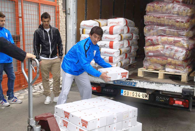 Fudbaleri Spartaka delili humanitarnu pomoć u Subotici