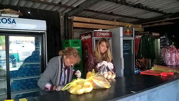 Kompanija "Don Don" migrantima svakodnevno donira hleb i pecivo