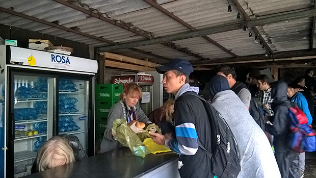 Kompanija "Don Don" migrantima svakodnevno donira hleb i pecivo