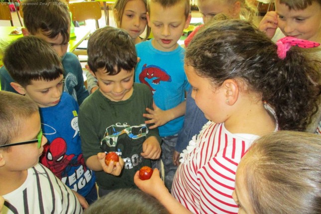 Deca u "Zmaju" na zabavan način upoznavala tradicionalne katoličke i pravoslavne običaje za Uskrs