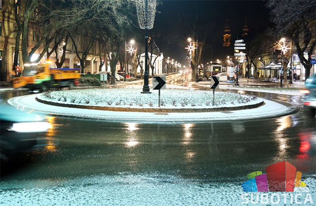 Pao prvi sneg u 2017. godini, za vikend najavljeno smrzavanje puteva