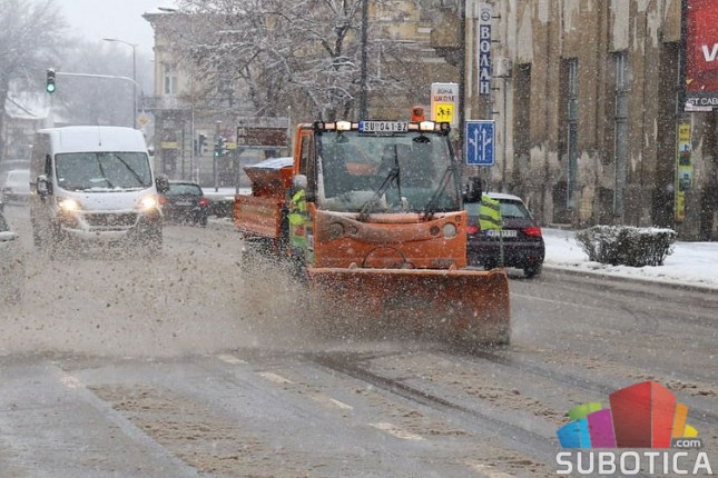 Večeras se očekuje sneg, zimske službe su u pripravnosti
