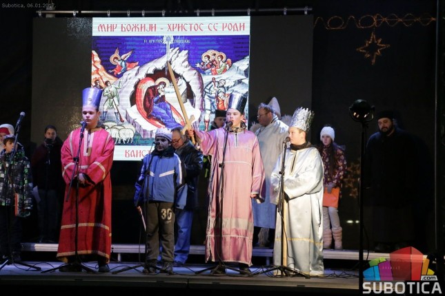 Badnji dan obeležen uz pesmu i paljenje badnjaka