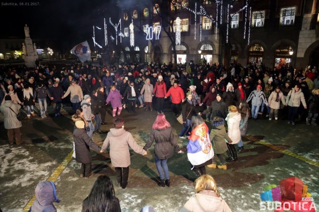 Badnji dan obeležen uz pesmu i paljenje badnjaka