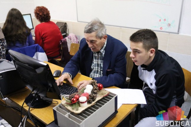 Đaci informatički opismenjavali starije sugrađane