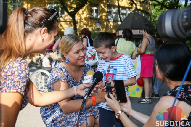 Učenici škole "Žarko Zrenjanin" pozdravljali sugrađane