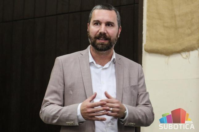 Održana tribina na temu besplatnih udžbenika za osnovce