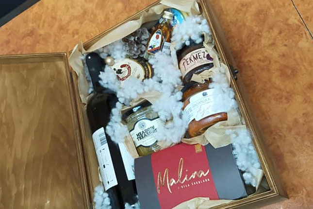 Gradonačelnik Bakić uručio poklone predsednika Vučića za predstavnike hrvatske manjine u Srbiji povodom Božića