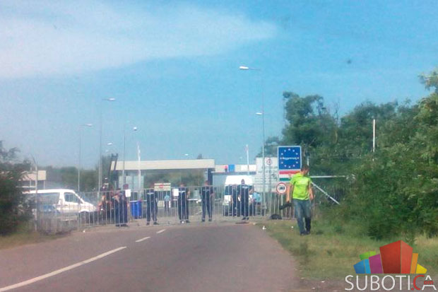 Granice zatvorene, na Kelebiji kolona 7km, probijena ograda na Horgošu 2