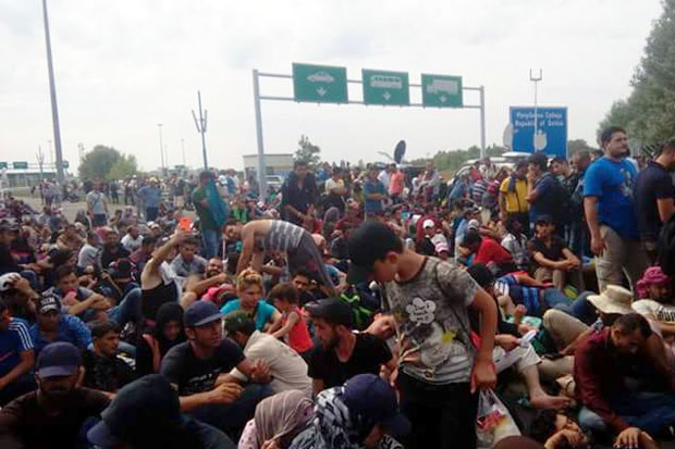 Granice zatvorene, na Kelebiji kolona 7km, probijena ograda na Horgošu 2