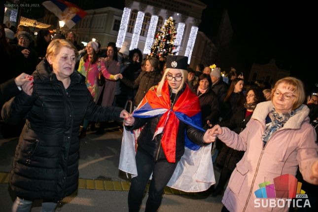 Na Trgu upriličeno loženje badnjaka, vernici potom prisustvovali ponoćnoj liturgiji