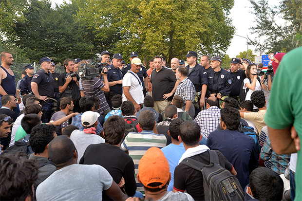 Ratna zona na Horgošu: Oko 300 povređenih, mađarska policija pretukla novinare RTS