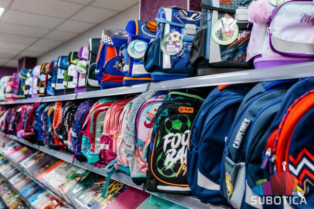 Skuplji početak školske godine -  roditelji ovih dana pazare sveske, olovke i torbe