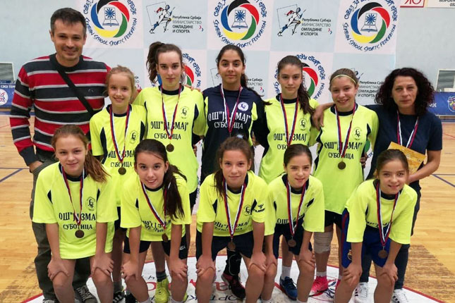 Učenice iz "Zmaja" treće na republičkom takmičenju u futsalu