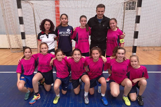 Učenice iz "Zmaja" treće na republičkom takmičenju u futsalu