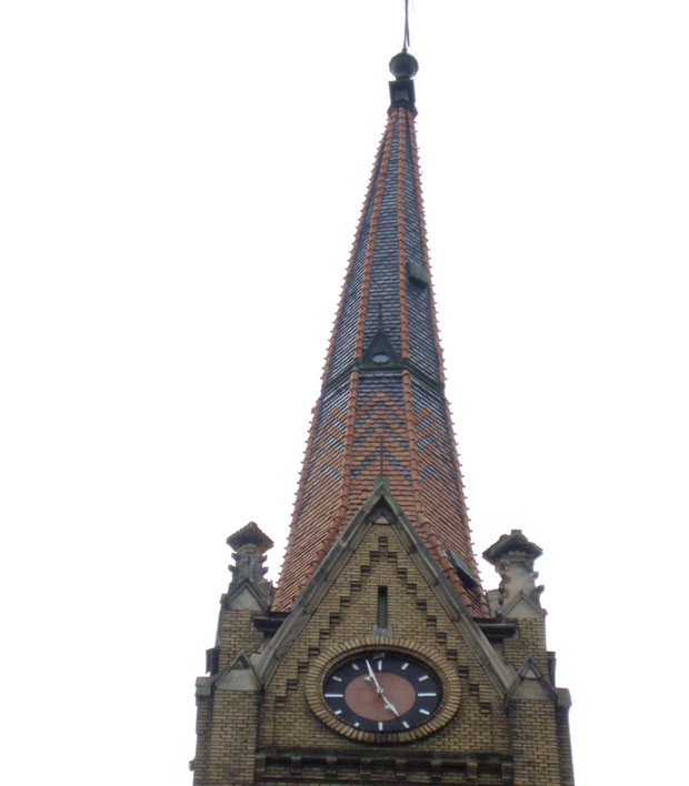 Nakrivljeni toranj na Senćanskoj crkvi