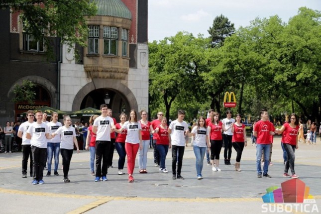 Maturanti srednjih škola plesali na gradskom Trgu