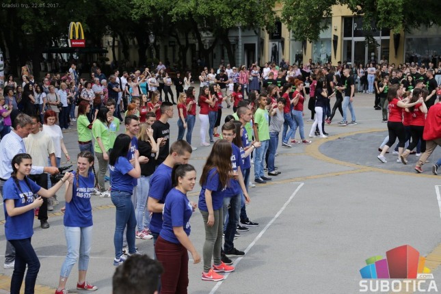 Maturanti srednjih škola plesali na gradskom Trgu
