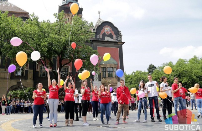 Maturanti srednjih škola plesali na gradskom Trgu