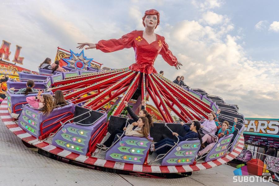 Panoramski točak od 40 metara i najluđe vožnje u mega luna-parku na Prozivci