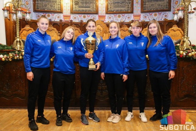 Fudbal: Slovićevoj uručena "Zlatna lopta"