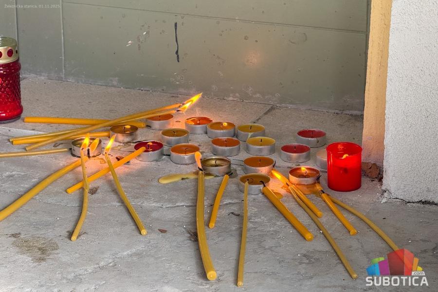 Subotičani održali 16 minuta tišine na godišnjicu pada nadstrešnice na Železničkoj stanici u Novom Sadu