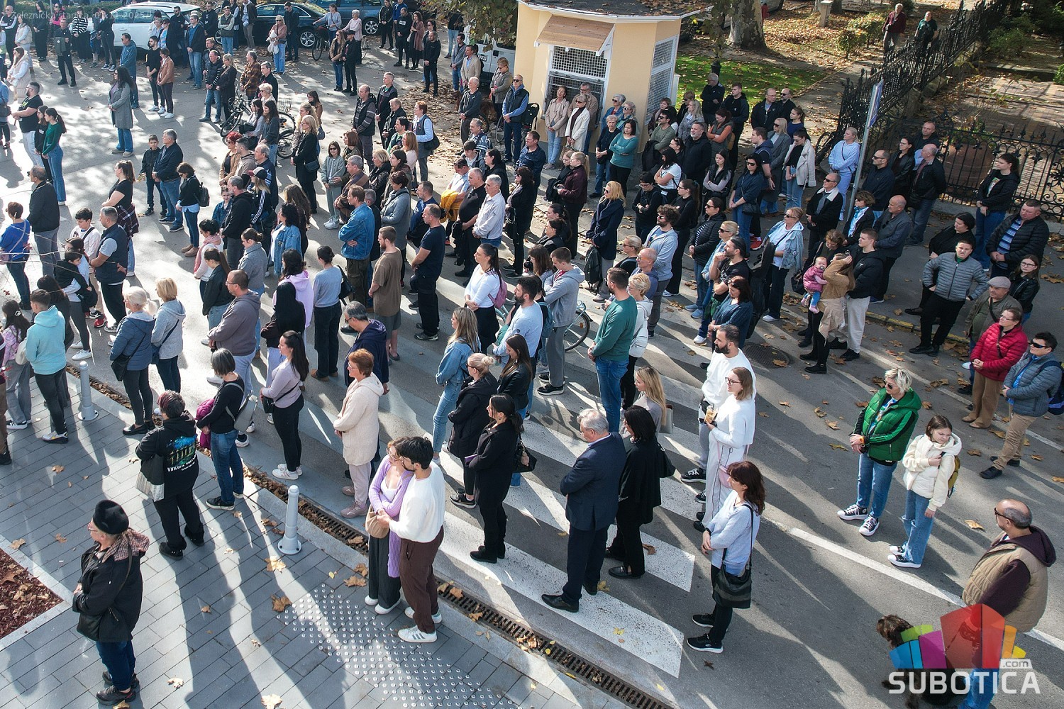 Subotičani održali 16 minuta tišine na godišnjicu pada nadstrešnice na Železničkoj stanici u Novom Sadu