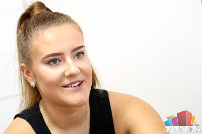 Elegancija, snaga i ponos u muzičkom spotu Subotičanke Aleksandre Vinčić