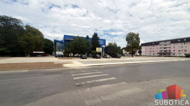 Uređen parking prostor ispred Hale sportova