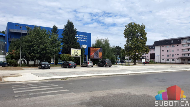 Uređen parking prostor ispred Hale sportova