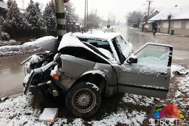 Saobraćajna nezgoda - automobilom se zabio u stub