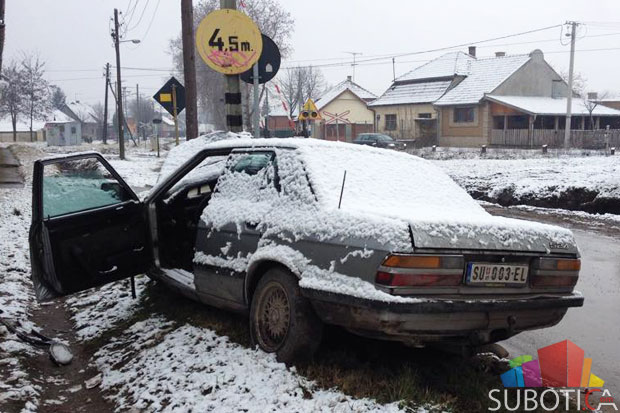 Saobraćajna nezgoda - automobilom se zabio u stub