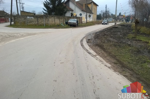 Saobraćajna nezgoda - automobilom se zabio u stub