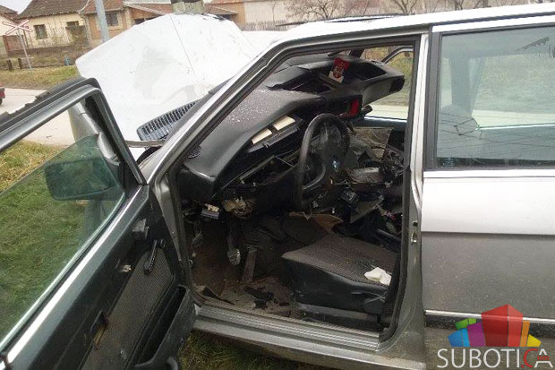 Saobraćajna nezgoda - automobilom se zabio u stub