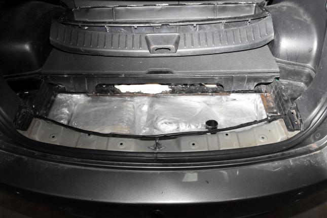 Policija otkrila 44 kilograma marihuane skrivenih u automobilu u centru grada, troje uhapšenih