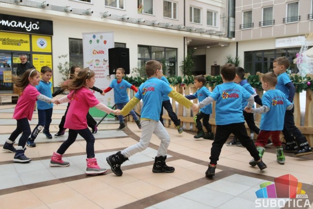 Mališani PU "Naše nade" pripredili priredbu i darivali paketiće deci sa invaliditetom