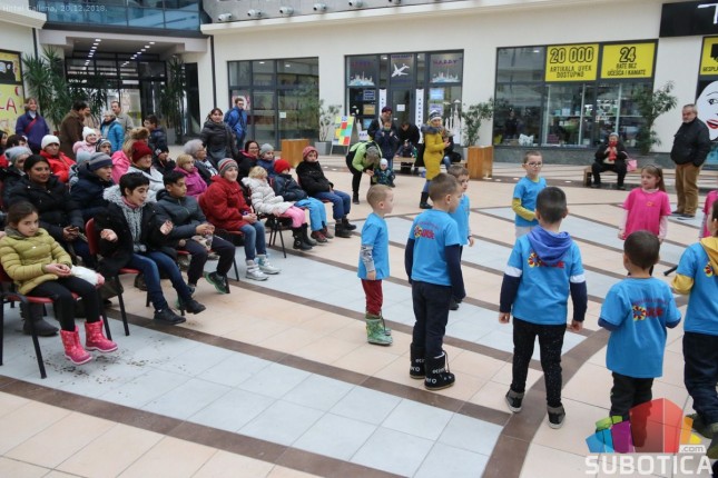 Mališani PU "Naše nade" pripredili priredbu i darivali paketiće deci sa invaliditetom