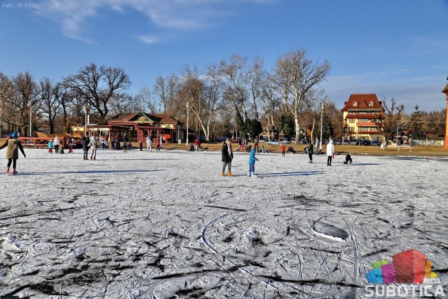 U toku "provetravanje" jezera, led i dalje nebezbedan za klizanje