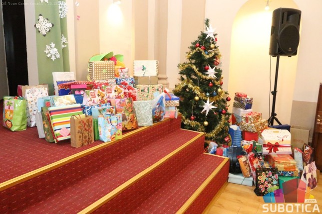 Učenici OŠ "Ivan Goran Kovačić" pripremili paketiće za vršnjake iz Subotice i sa Kosova i Metohije