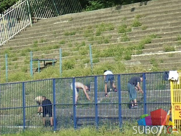 Radna akcija "Očistimo stadion" na +30 stepeni