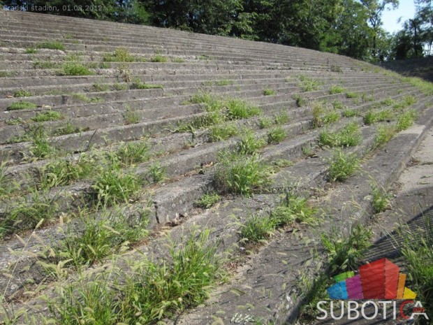 Radna akcija "Očistimo stadion" na +30 stepeni
