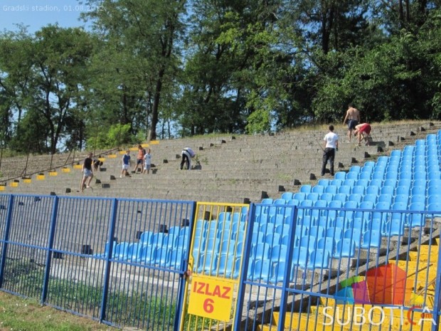 Radna akcija "Očistimo stadion" na +30 stepeni